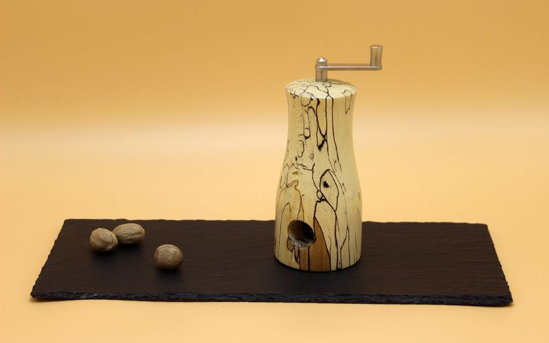 Muskat-Mühle aus gestockter Buche Muskat-Mühle aus gestockter Buche
