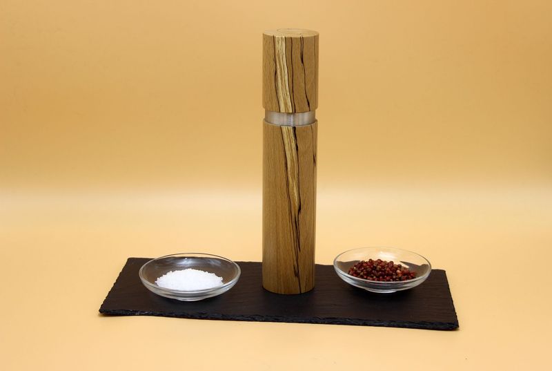 Gewürzmühle aus gestockter Buche mit Edelstahlring Gewürzmühle aus gestockter Buche mit Edelstahlring