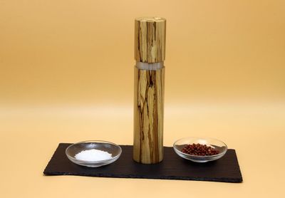 Gewürzmühle aus gestockter Buche mit Edelstahlring Gewürzmühle aus gestockter Buche mit Edelstahlring