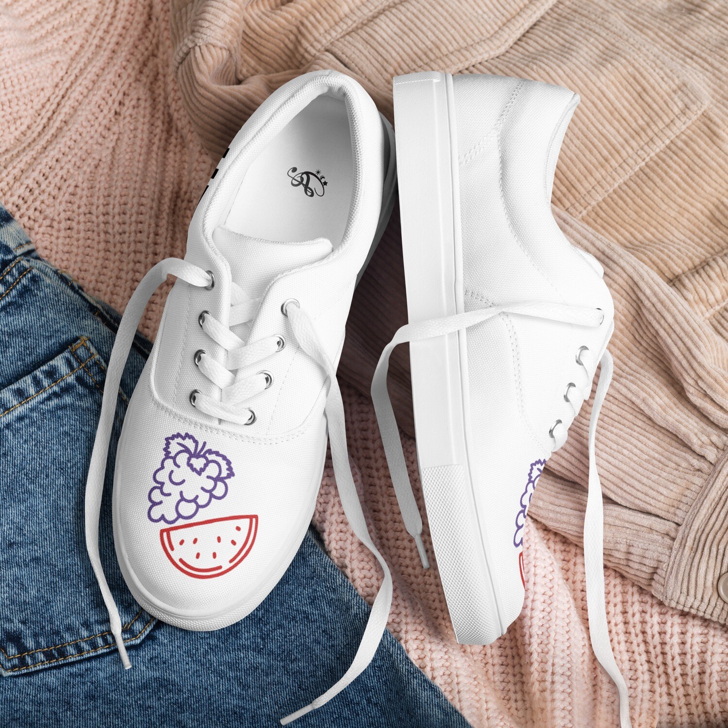 Women’s lace-up canvas shoes