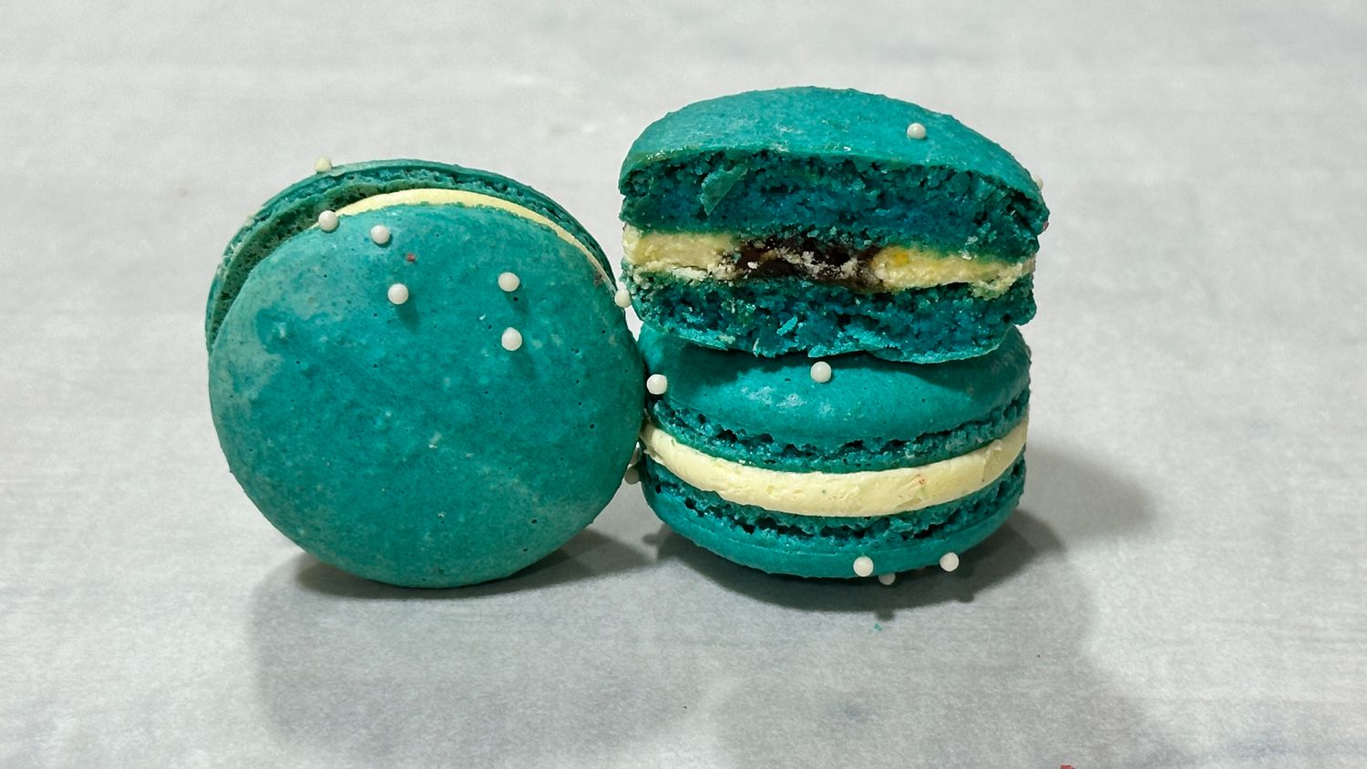 35 Clamshell Island Punch Macaron