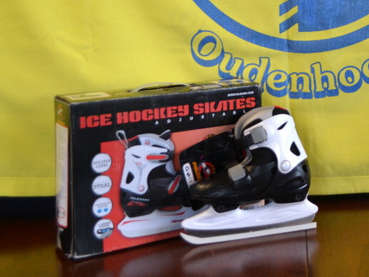 Verstelbaar maat 27 t/m 30
Hockey Heren - Zilver/Rood