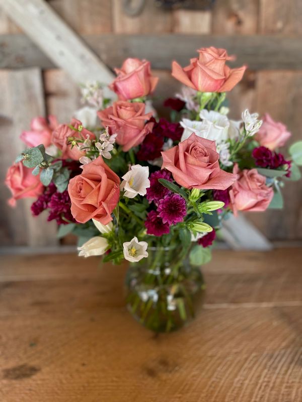 Valentine's Day Arrangement (large) Valentine's Day Arrangement (large)