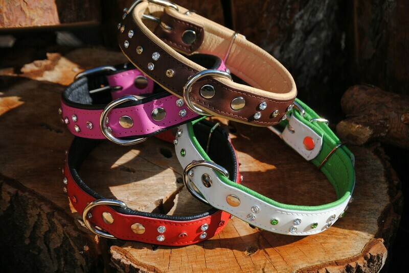 Lederhalsband mit versetzten Strassnieten