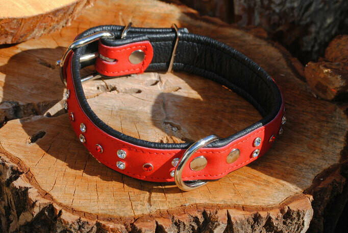 Lederhalsband mit versetzten Strassnieten, Größe/ Farbe: rot/schwarz, 30mm, 55cm Halsbandlänge