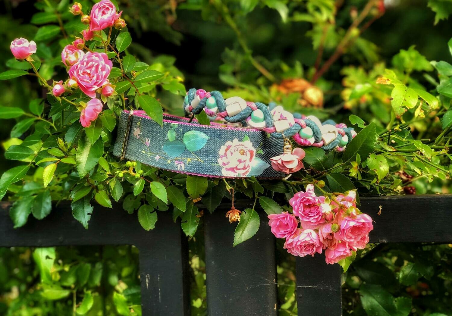 Halsband Denim- Jeans mit Blumenmuster