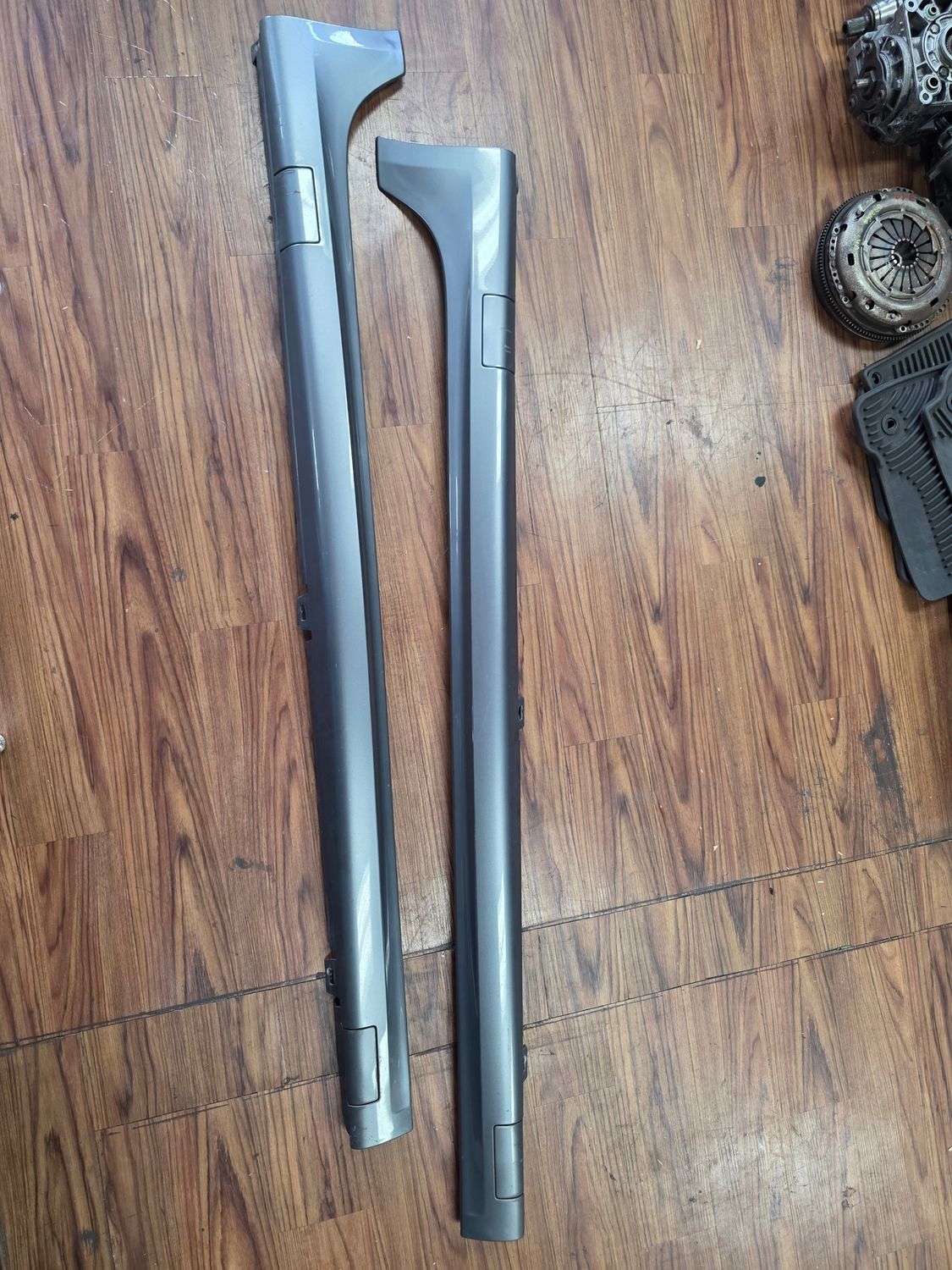 MK5 THUNDERBUNNY GTI 4 door side skirts OEM MK5 THUNDERBUNNY GTI 4 door side skirts OEM