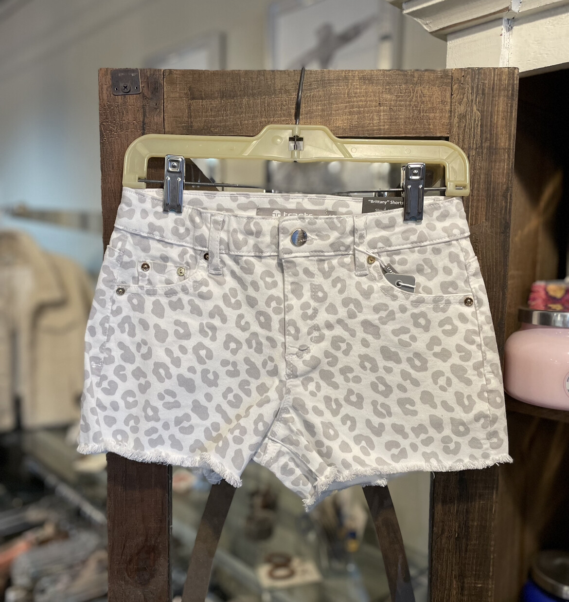 Tractr White/grey Leopard Fray Short