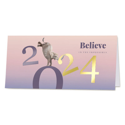 Paarse nieuwjaarskaart 2024 met acrobatische olifant en goudfolie
