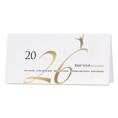 Minimalistische nieuwjaarskaart met sierlijk 2026 in zwart en goudfolie