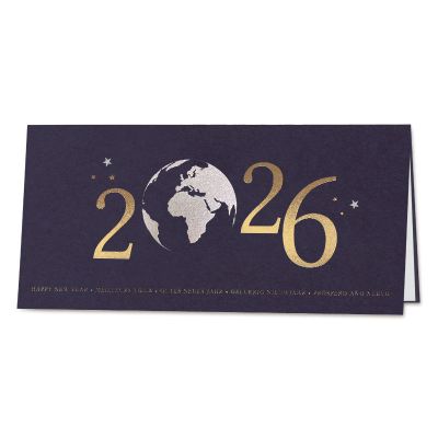 Donkerblauwe nieuwjaarskaart 2026 met wereldbol in goud- en zilverfolie
