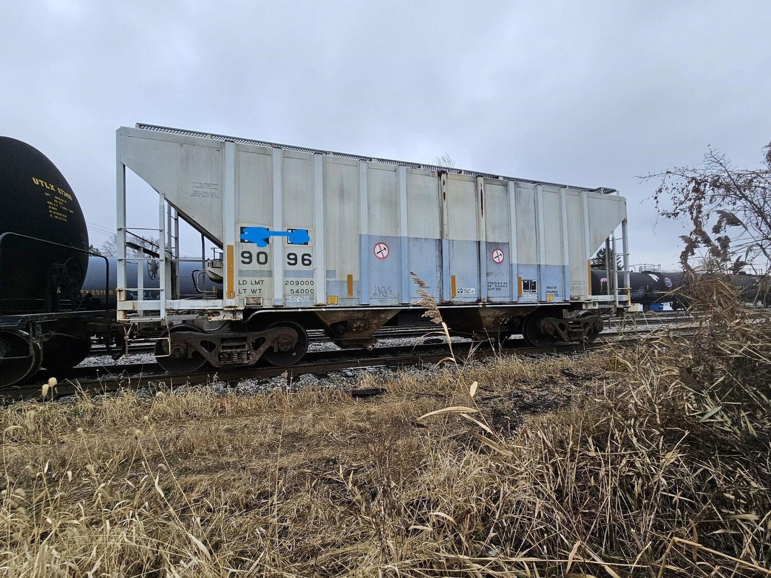 Four 1985 3000 cube hybrid bottom gate and hose discharge covered hoppers - volume discount - save $2500 per car if you buy all four