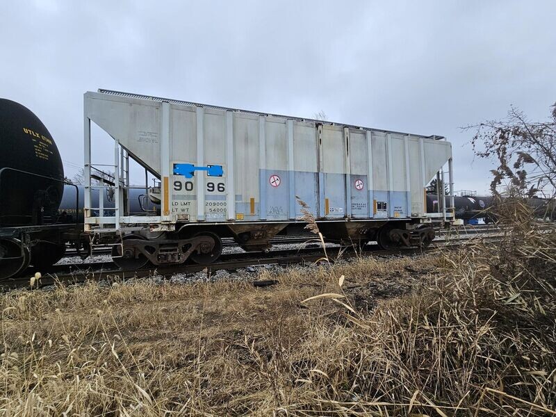 1985 3000 cube hybrid bottom gate and hose discharge covered hoppers