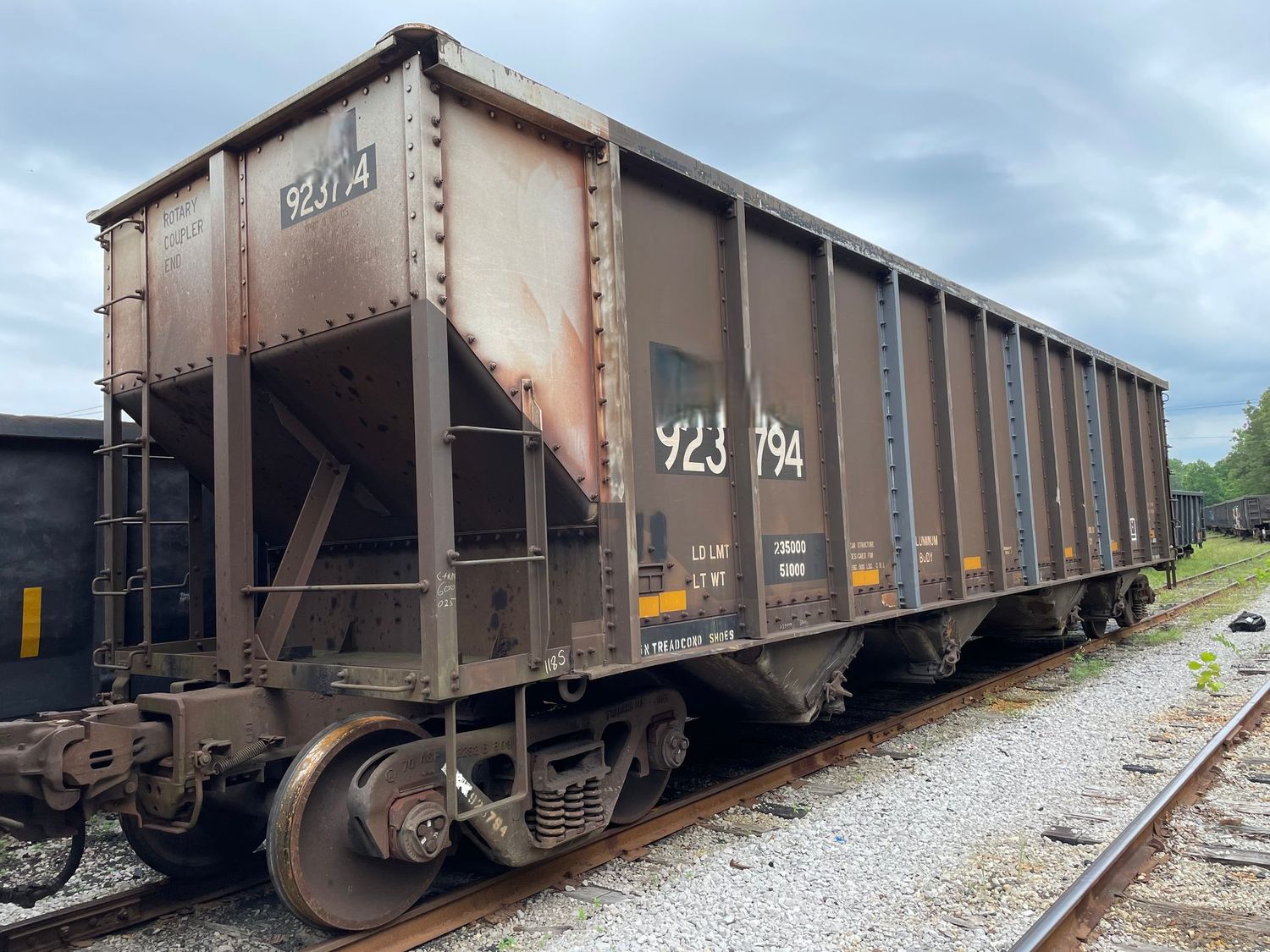 Aluminum open top manual discharge hoppers with partial free freight