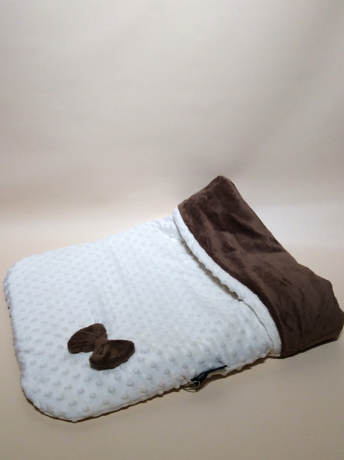 Bubbel beige minky bruin 50x45 met strik Bubbel beige minky bruin 50x45 met strik