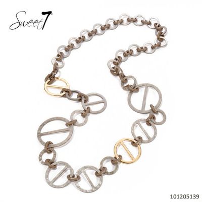 Ketting taupe.