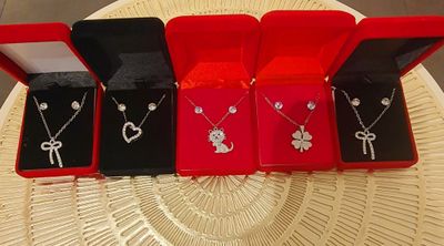 Collier avec boucles d’oreilles argenté 