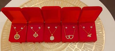 Collier avec boucles d’oreilles or