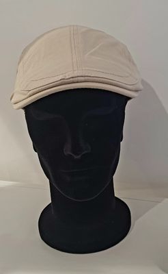 Pet beige mannen.