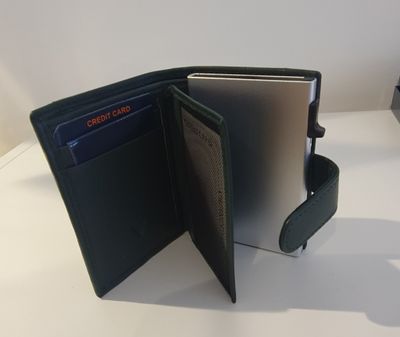 Portefeuille met kaarthouder.
