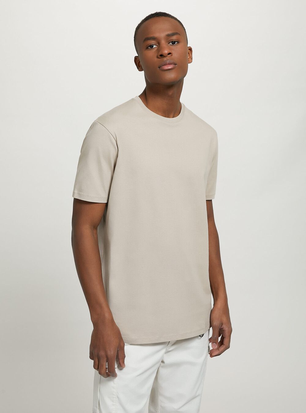 Cotton combed crew-neck  men&#39;s T-shirt, plain colour, made of sustainable cotton. The size in the photo is a L. Model height: 188 cm.
