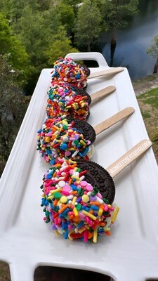 Oreo confetti cheesecake pops recipe