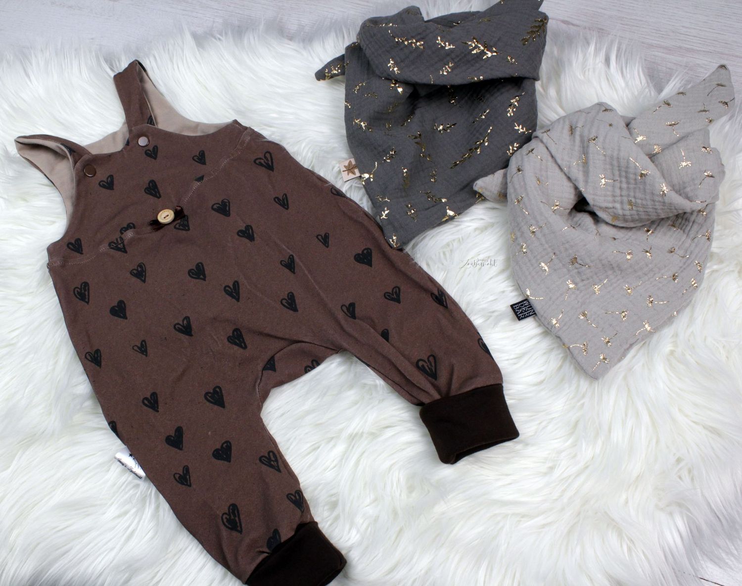 Strampler braun mit Herzen 62 Strampler braun mit Herzen 62
