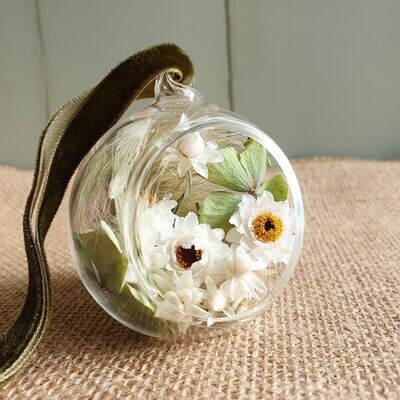 "Thea" - dried flower glass bauble