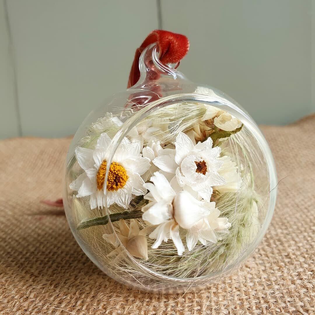 "Phoebe" - dried flower glass bauble
