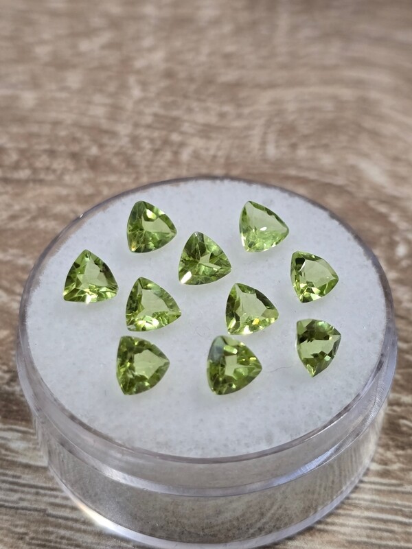 Peridot 5 mm Trillion