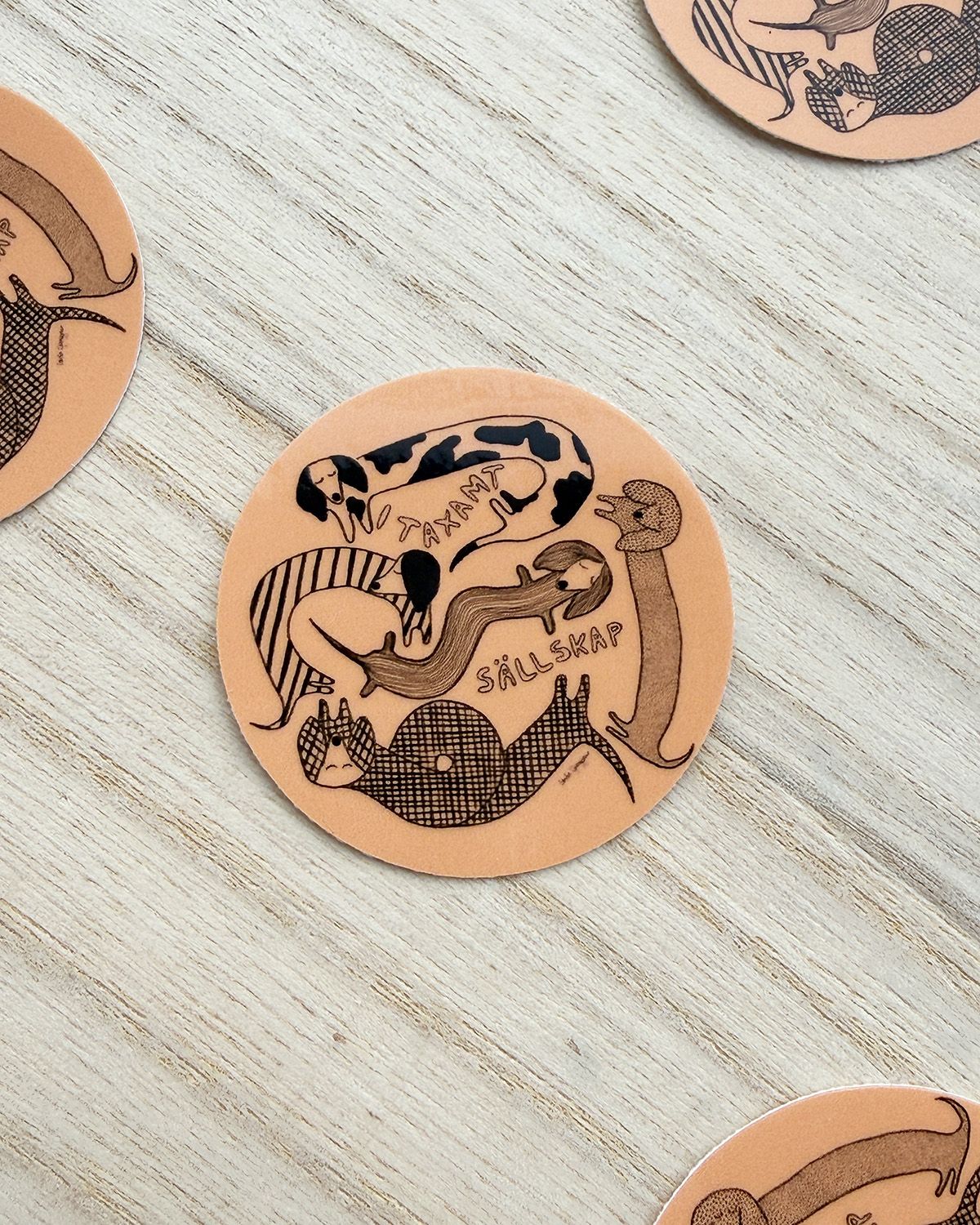 Sticker | I taxamt sällskap, peach