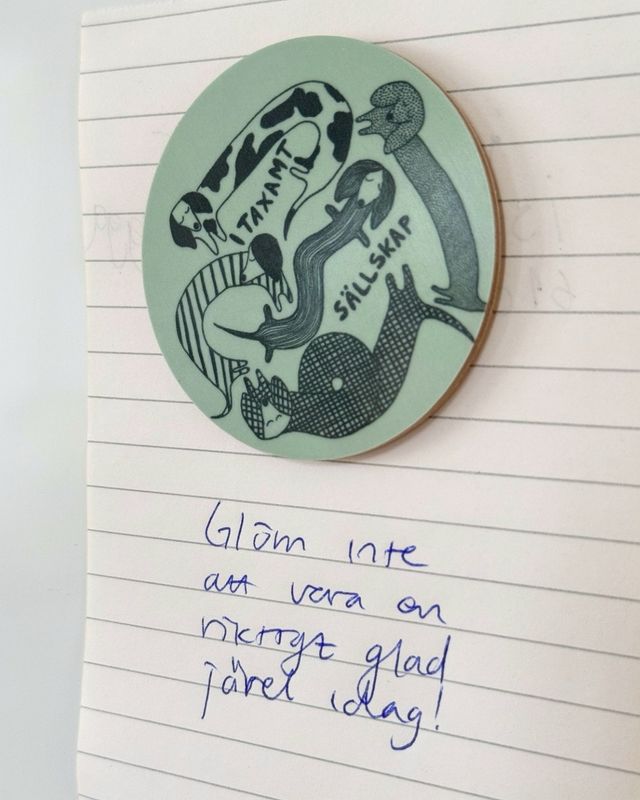Magnet | I Taxamt Sällskap | 6,5 CM