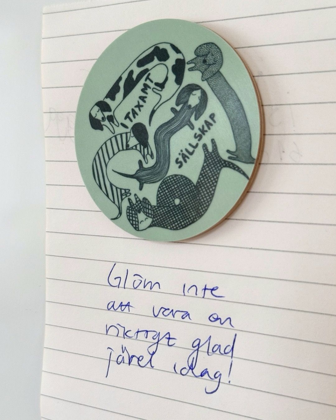 Magnet | I Taxamt Sällskap | 6,5 CM