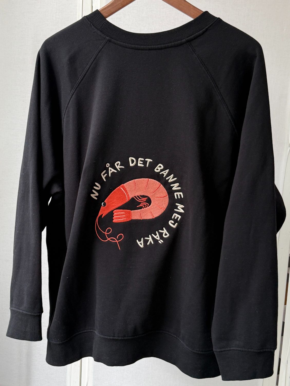 Broderad tröja | svart | XL | Banne mej räka | Second hand
