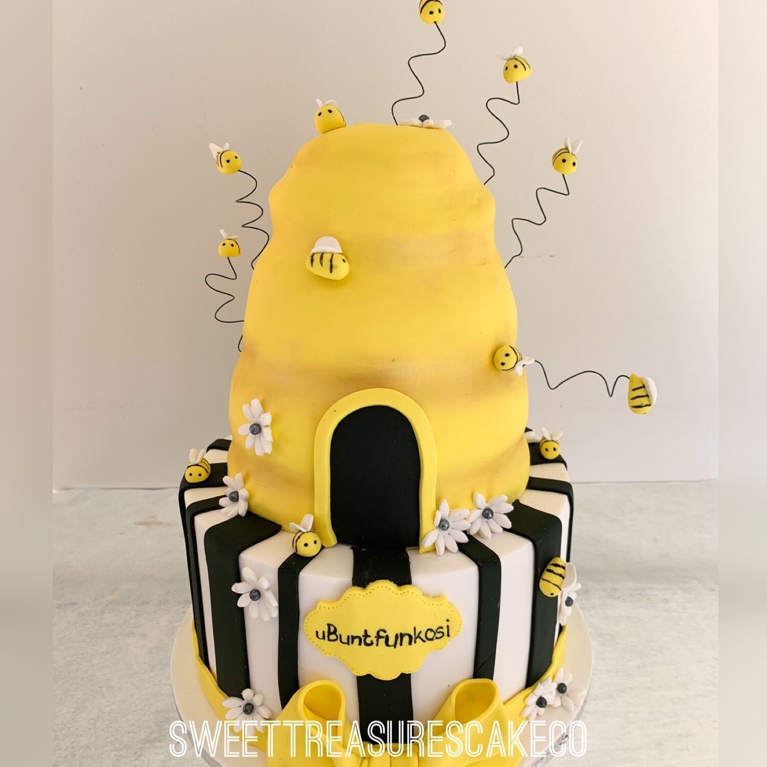 Beehive Babyshower 2 tier cake, Size: 5&amp;7 inches (12&amp;18cm wide per tier) 3 layers cake, 2 layers of filling per tier: up to 15 Servings, Upsize (Add Layer to make taller and serve more guests);: No thank you