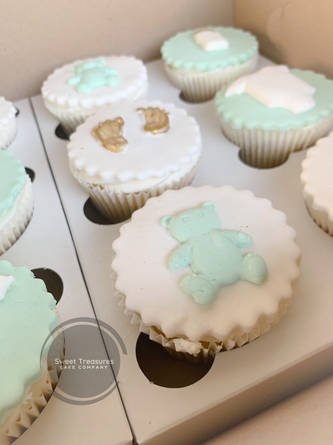 Mint, white and Gold Teddy Babyshower cupcakes