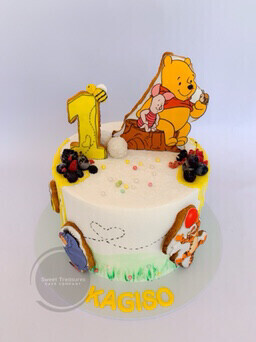 Single tier Winnie the Pooh Drip Cake