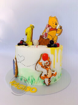 Single tier Winnie the Pooh Drip Cake