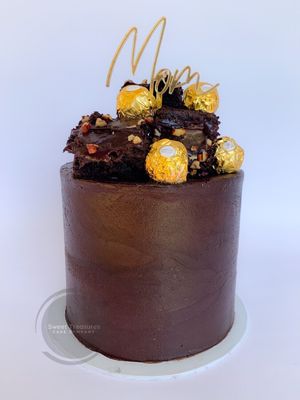 Chocolate topped Single tier cake