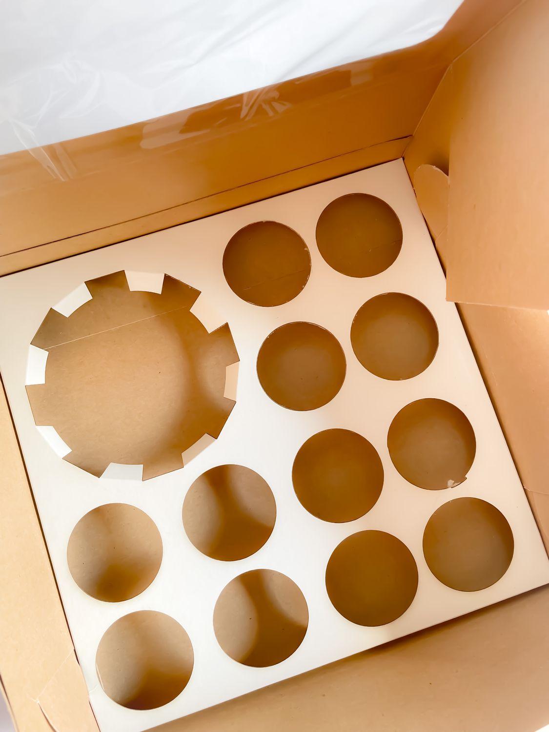 cake_xo Bento Box (Cake &amp; 12 Cupcakes)