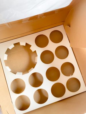 cake_xo Bento Box (Cake &amp; 12 Cupcakes)