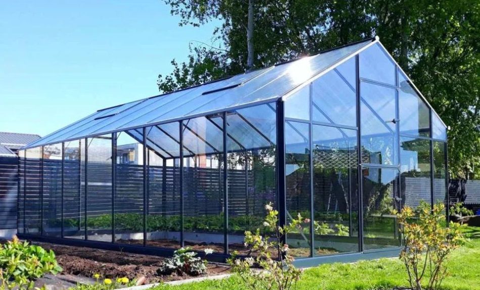 EcoSlider Glas-Gewächshaus 4,0 m – Vorderansicht, 4 mm Sicherheitsglas, robuster Metallrahmen