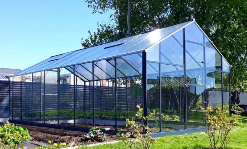 EcoSlider Glas-Gewächshaus 4,0 m – Vorderansicht, 4 mm Sicherheitsglas, robuster Metallrahmen