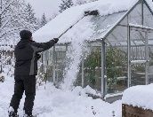 Gewächshaus im Winter schneefrei halten – Schutz vor Schneelast