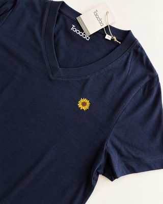 SAMPLE SALE | T-shirt V-hals Dames - Zonnebloem | MAAT XS SAMPLE SALE | T-shirt V-hals Dames - Zonnebloem | MAAT XS