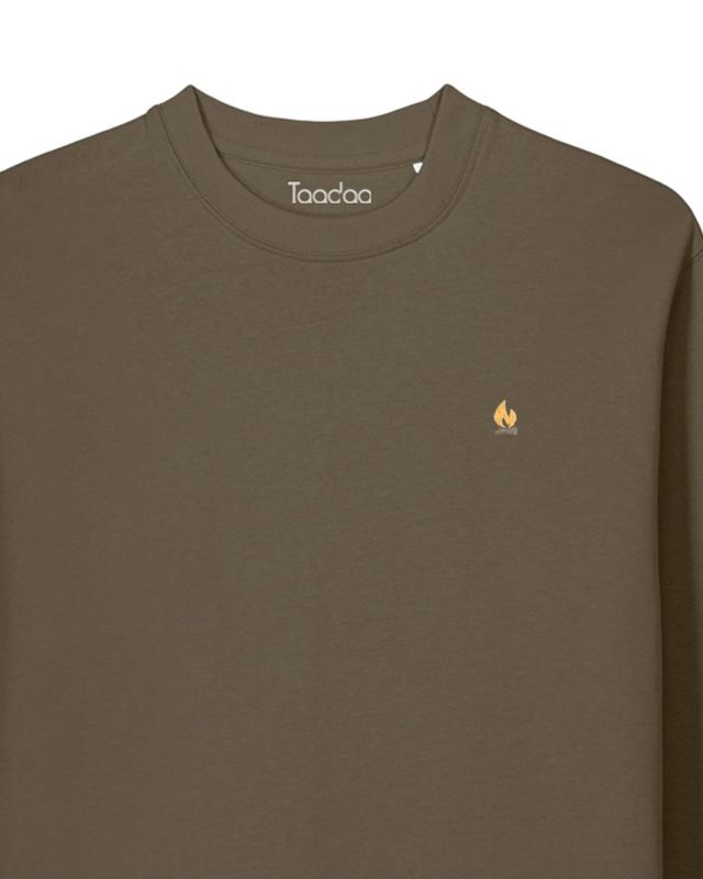 Sweat bio avec feu de camp : motif brodé (feu de camp) sur un sweat en coton biologique