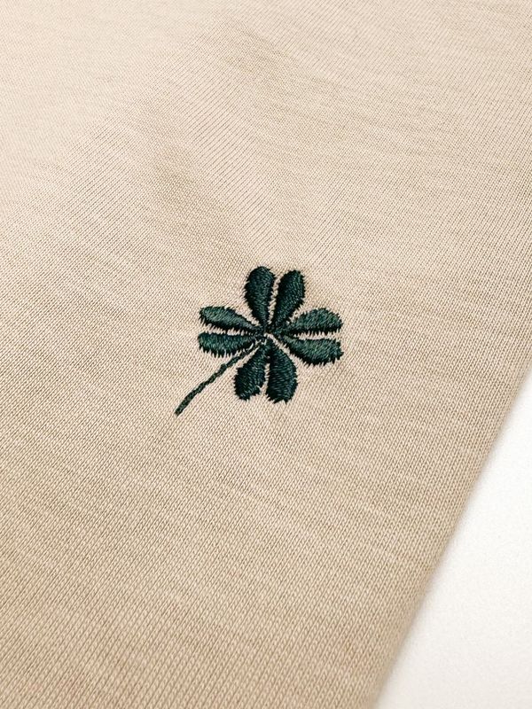 Sweat bio avec trèfle à quatre feuilles, brodé par Taadaa