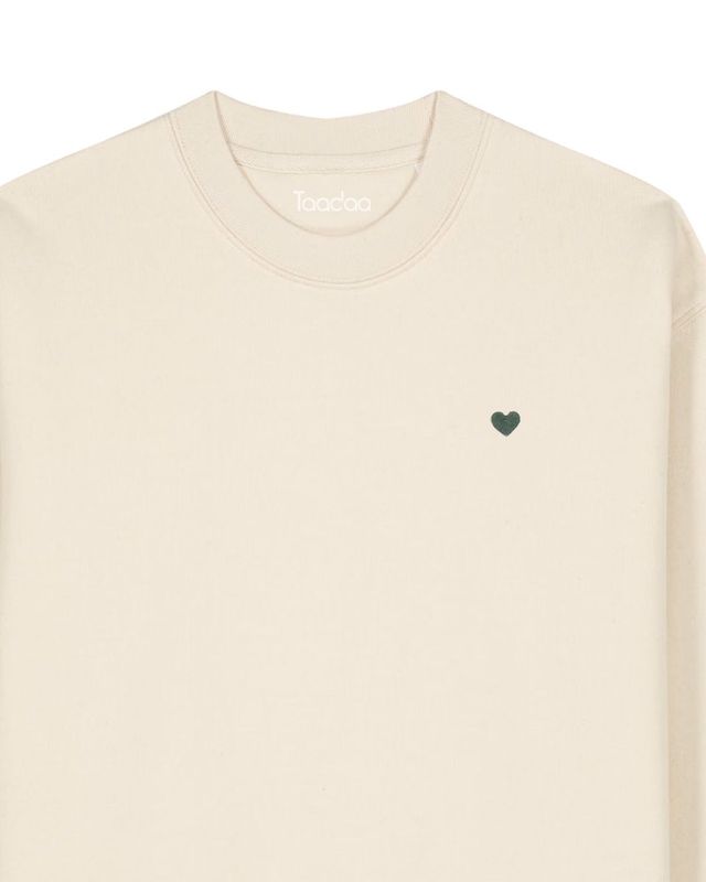 Sweat bio avec cœur vert : motif brodé (cœur vert) sur un sweat en coton biologique