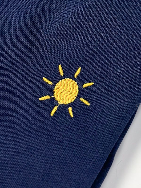 Bio Trui met Zon, geborduurd door Taadaa