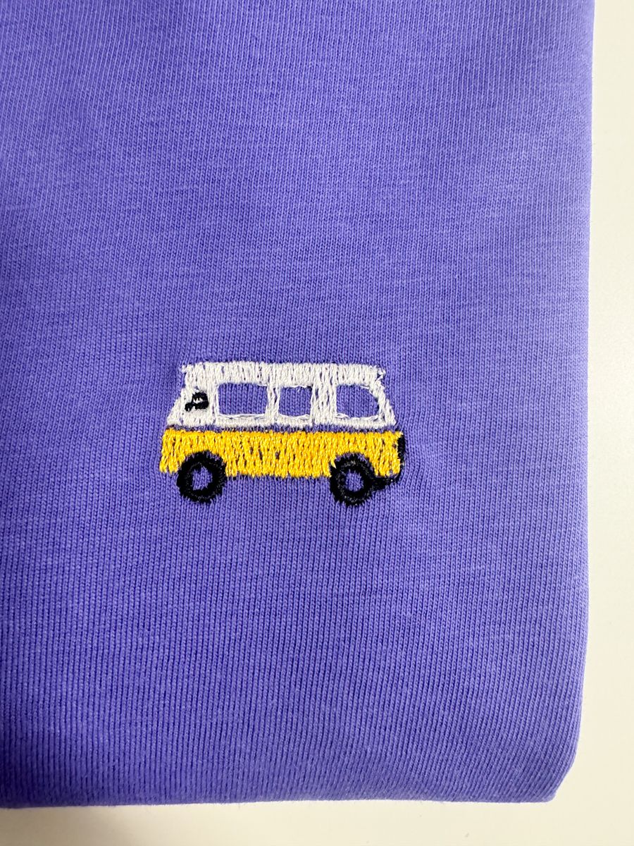 Bio Trui met Camperbus: geborduurd icoontje (camperbus) op een trui van biologisch katoen